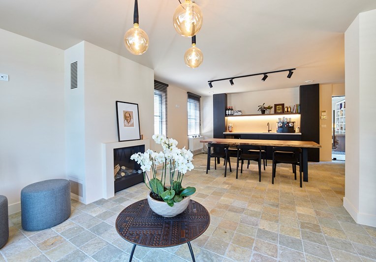 HERTSBERGE: totaalrenovatie van woning in onthaal ruimte en appartement